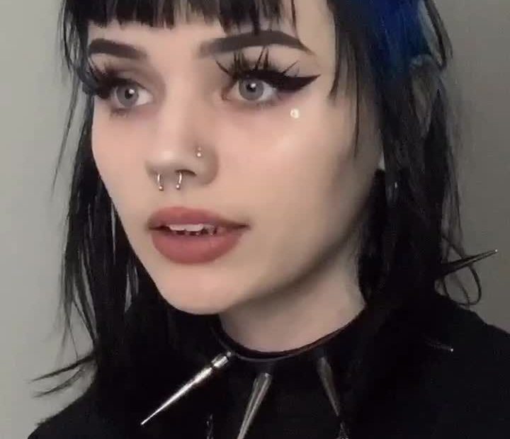 Hair Inspo Black Hari Blue Roots | Roots Hair, Goth Hair, Dyed Hair