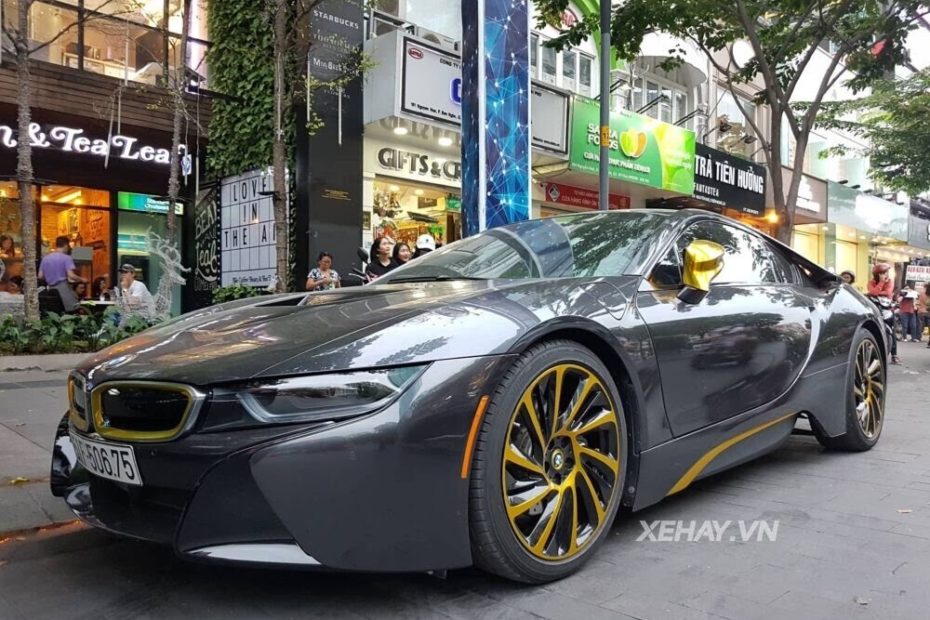 Sài Gòn: Bắt Gặp Bmw I8 Trang Trí Decal Màu Vàng Crome Lạ Mắt